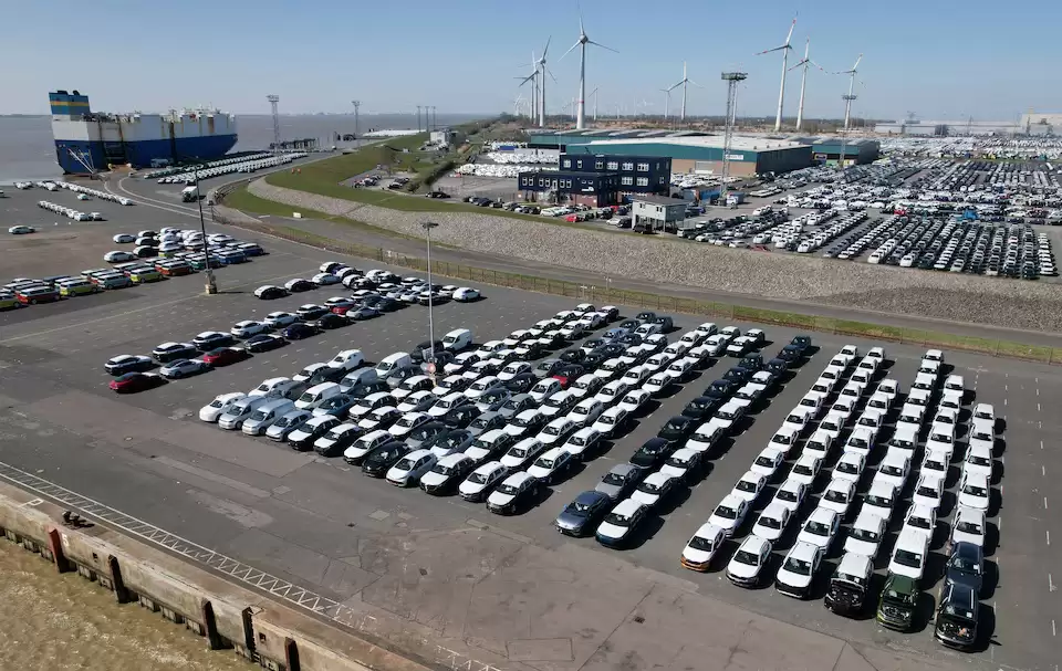 贸易战重创德国工业:2025 年前三季度德国对美汽车出口暴跌 14% 贸易战重创德国工业:2025 年前三季度德国对美汽车出口暴跌 14%