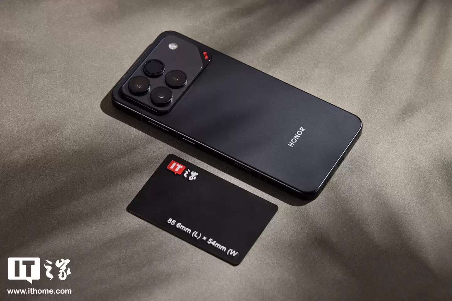 ��ҫ WIN ϵ���ֻ���С����������������� 360° ʹ�á�NFC ���������ʵ�ָ� iPhone һ����