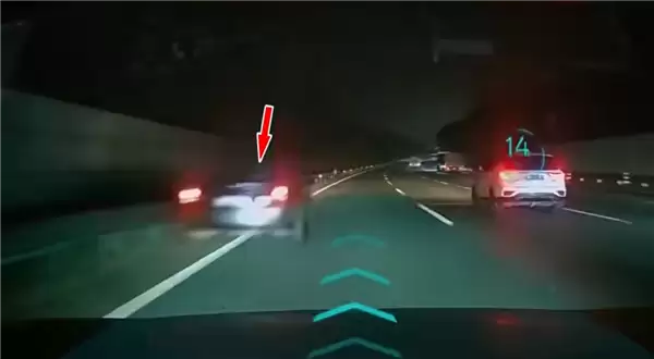 �������������ܼ�ʻ�¹� ˫���������Υͣͬ��