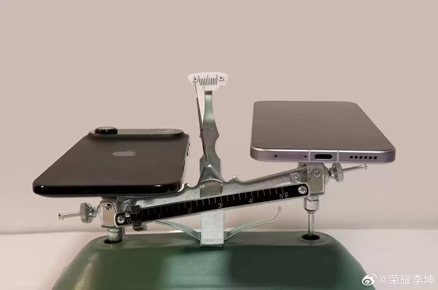 ��Ϣ����ҫ��Air���»��������� 165g��ӵ��ĳЩ���� Pro ��Ӱ������