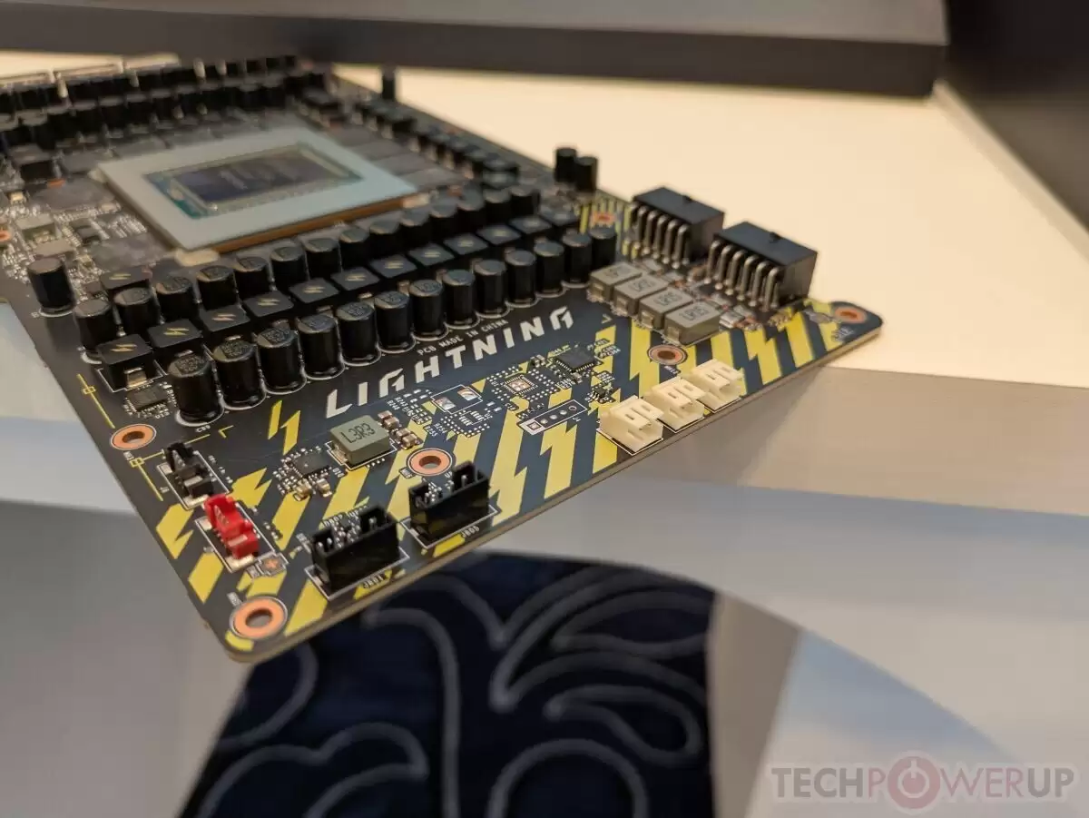 ȫ���� 1300 �ţ�΢����ǿ�Կ� RTX 5090 Lightning Z �ǳ���40 �� VRM ����