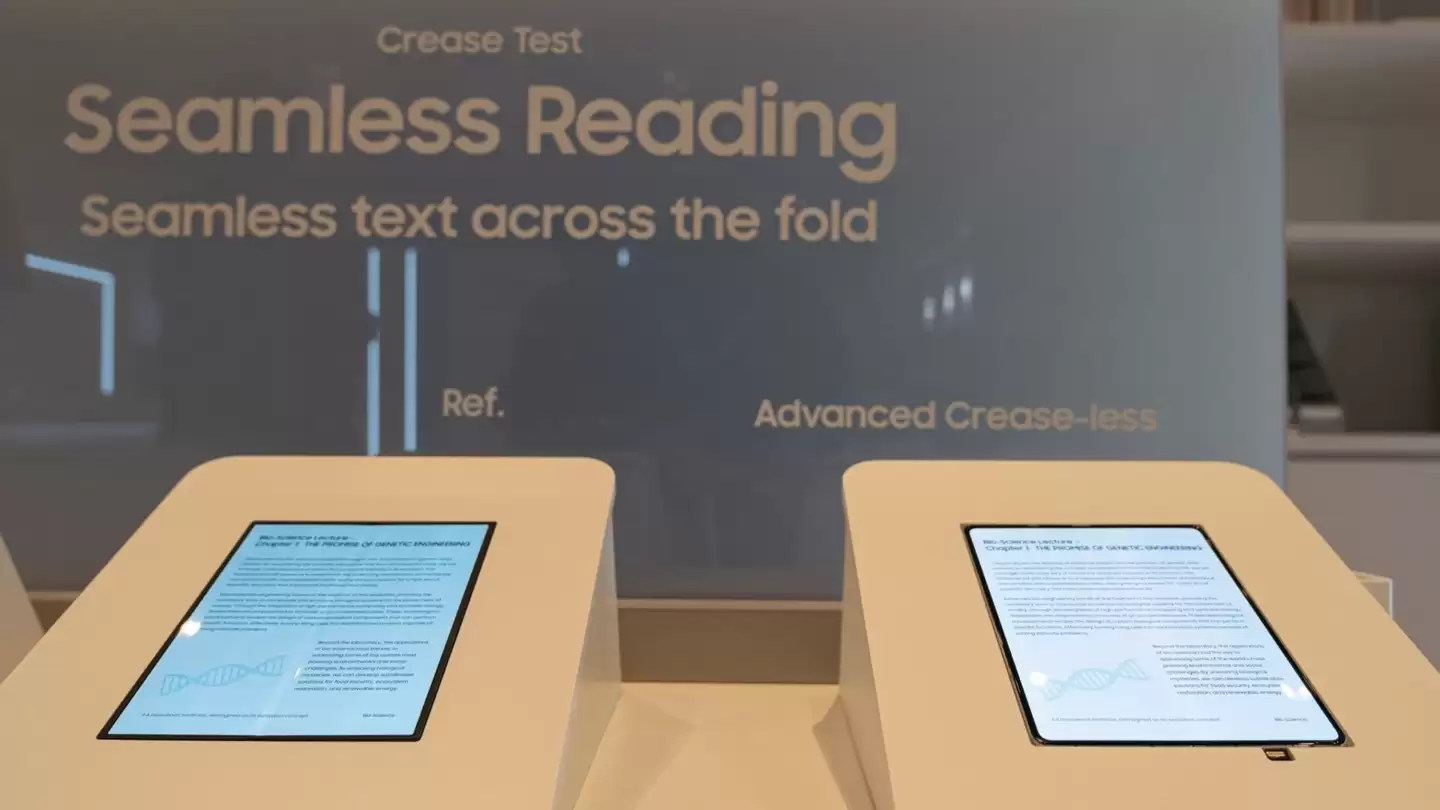 ����չʾ���ۺ��۵��� OLED ��壬Galaxy Z Fold 8��ƻ�� iPhone Fold �ֻ���������