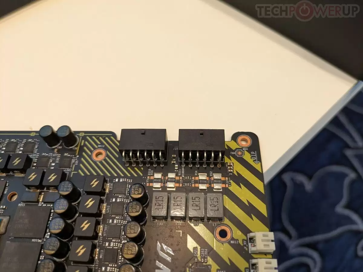 ȫ���� 1300 �ţ�΢����ǿ�Կ� RTX 5090 Lightning Z �ǳ���40 �� VRM ����