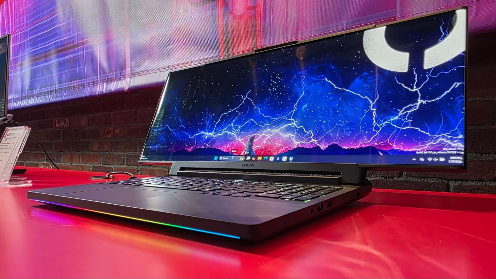 16 �� 24 Ӣ�磺����չʾ Legion Pro Rollable ���������������Ϸ�ʼǱ�