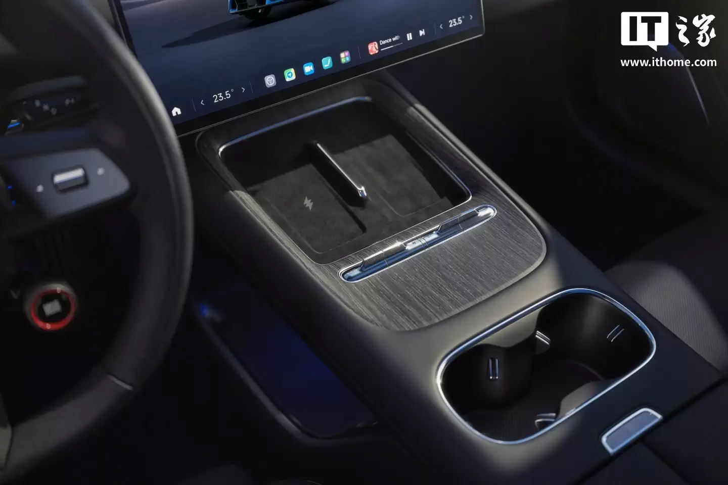��һ��С�� SU7 ��ѡ�Ŀ����Σ��׾���Ӧ����ɫ��ָ�ϵǷ硱
