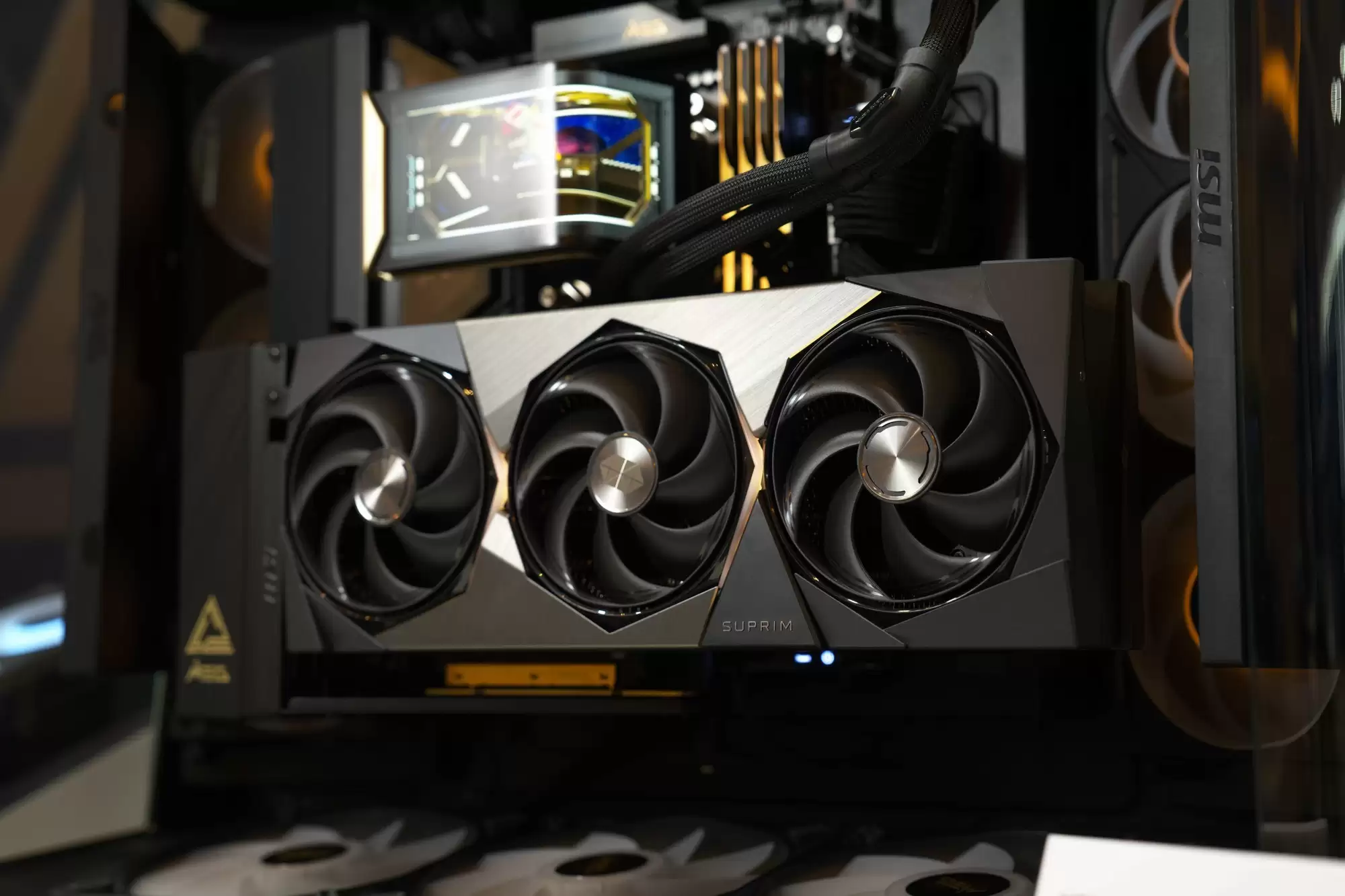 MSI΢��Я����ذ���Ʒ��չCES2026��ȫ��MAX�ͺ����壬ʵ��AMDȫ����