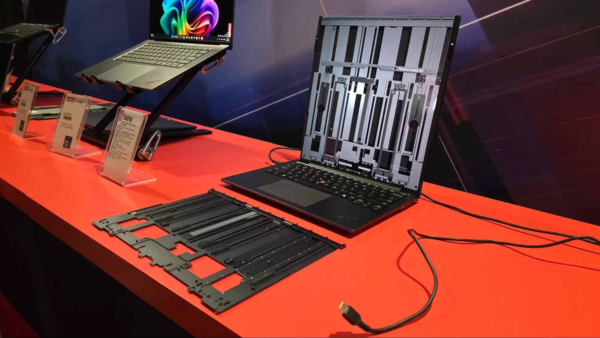 16 �� 24 Ӣ�磺����չʾ Legion Pro Rollable ���������������Ϸ�ʼǱ�