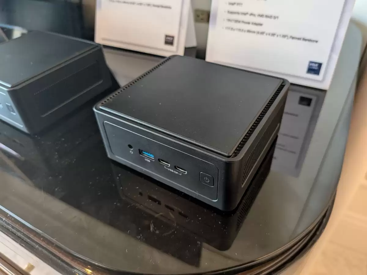 ����չʾ DeskSlim B760 ������ԣ�4.9 ������Ӣ�ض� Arc Pro B50 ����