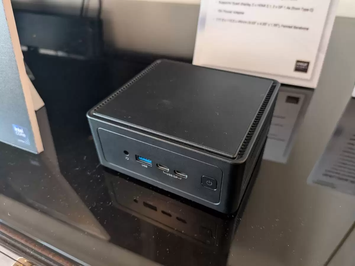 ����չʾ DeskSlim B760 ������ԣ�4.9 ������Ӣ�ض� Arc Pro B50 ����