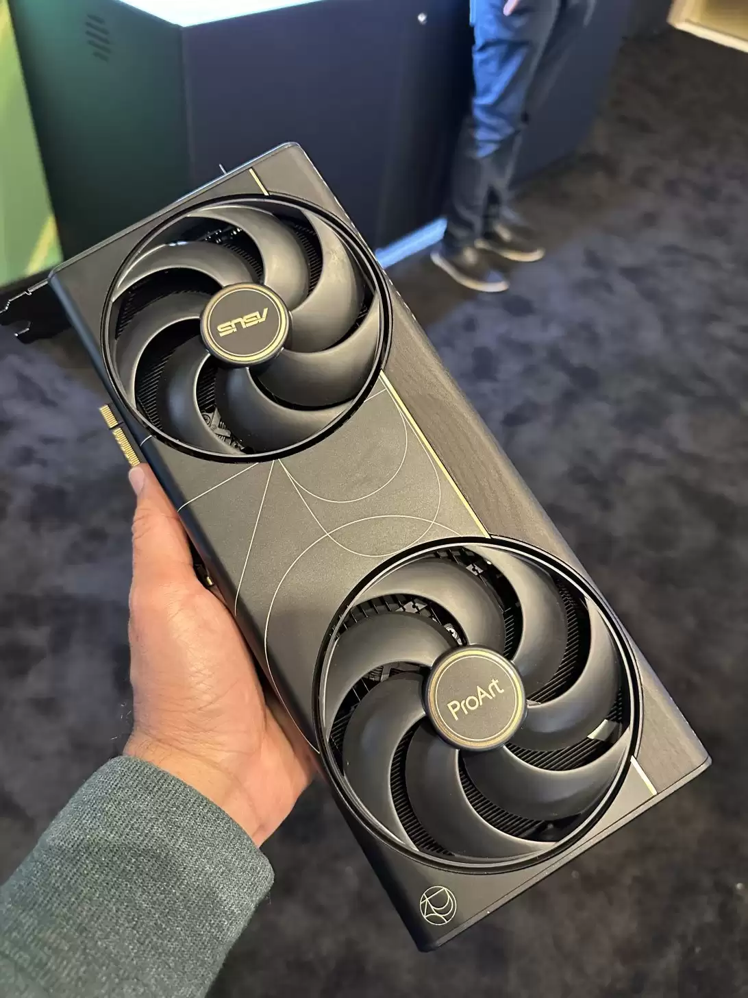 ��˶ ProArt RTX 5090 �Կ����ࣺ2.5 �ۺ񣬼��� SFF ����