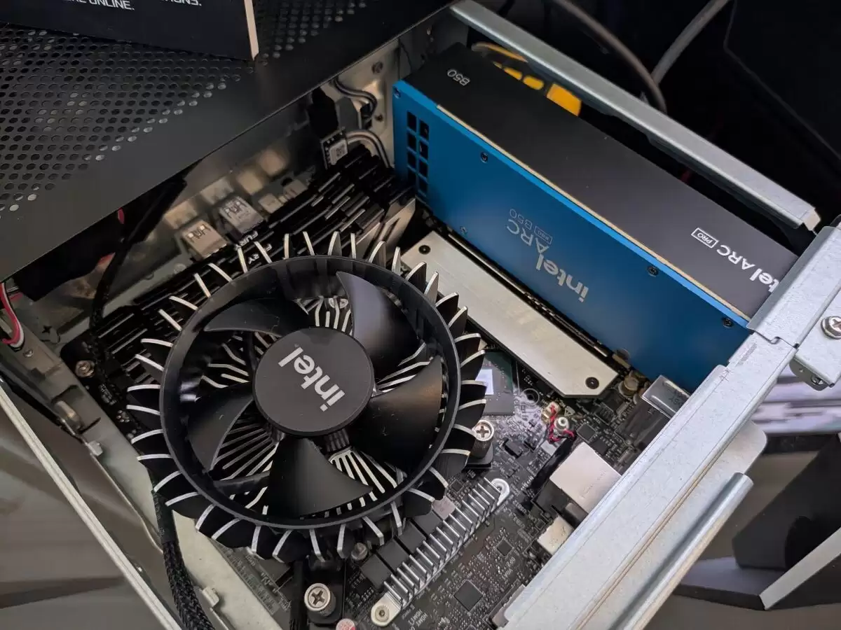 ����չʾ DeskSlim B760 ������ԣ�4.9 ������Ӣ�ض� Arc Pro B50 ����