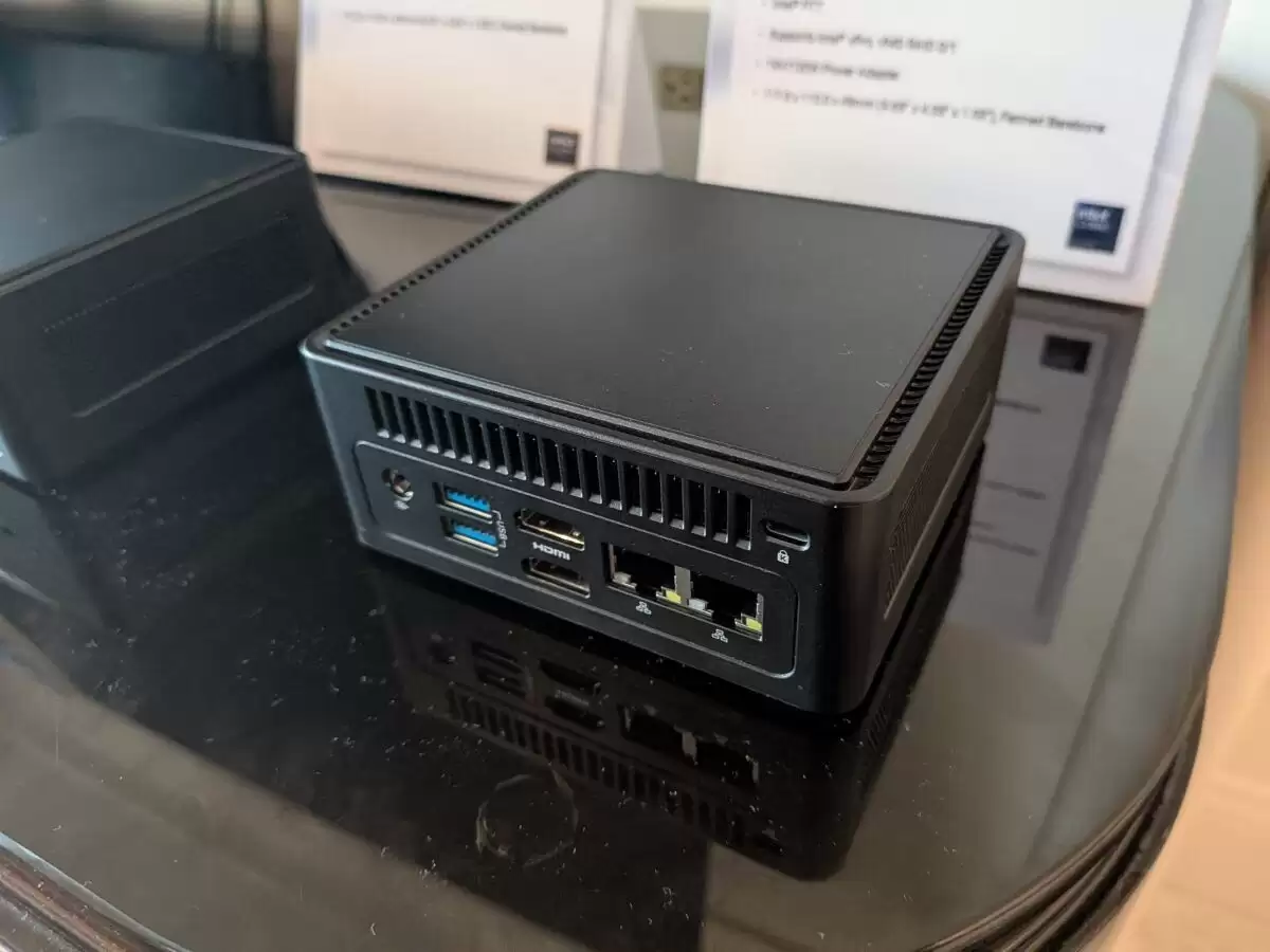 ����չʾ DeskSlim B760 ������ԣ�4.9 ������Ӣ�ض� Arc Pro B50 ����