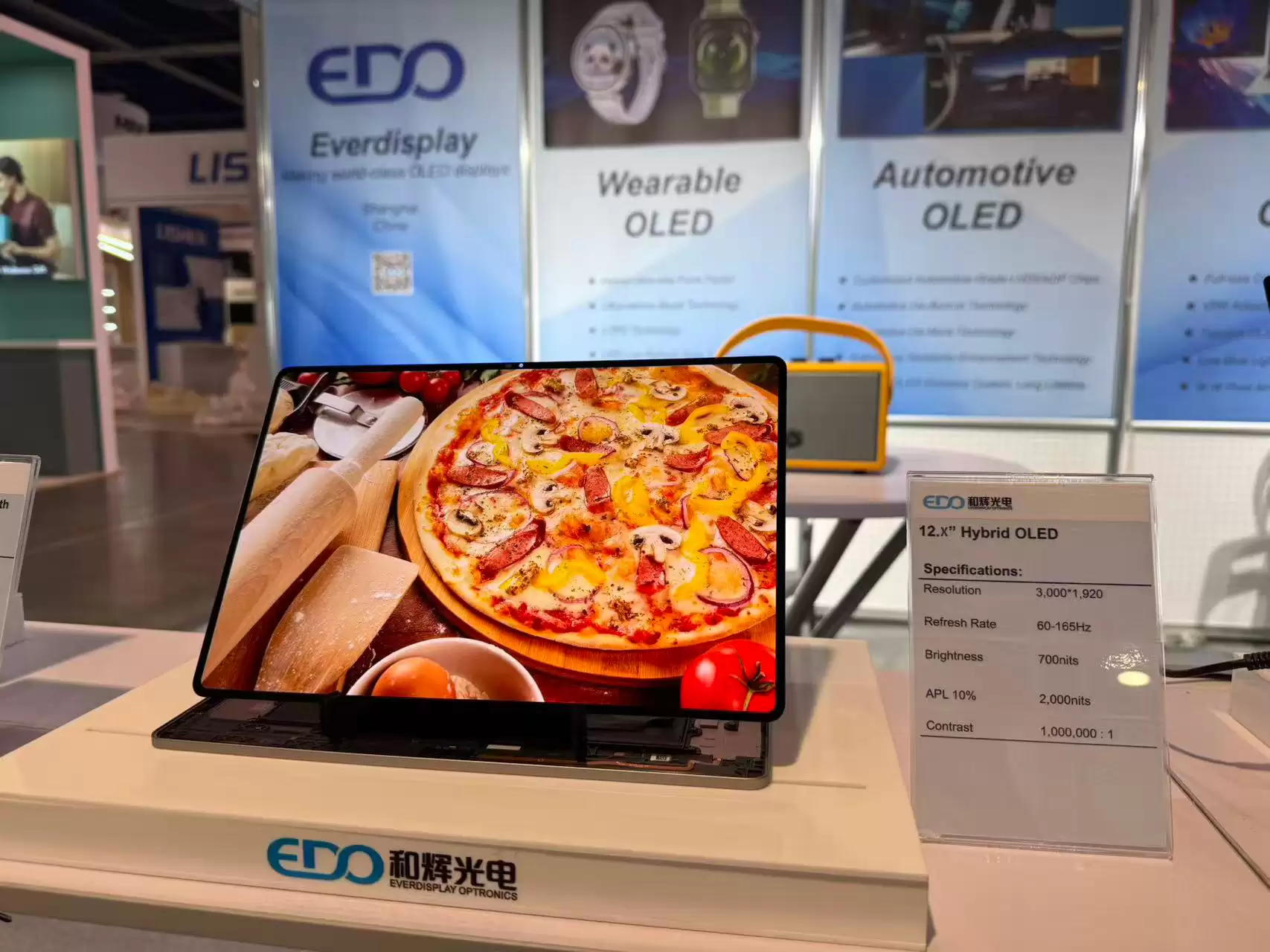 �ͻԹ���Ƴ� 15.1 Ӣ���콢�� OLED ��ʾ������ֵ���ȴ� 12000nits