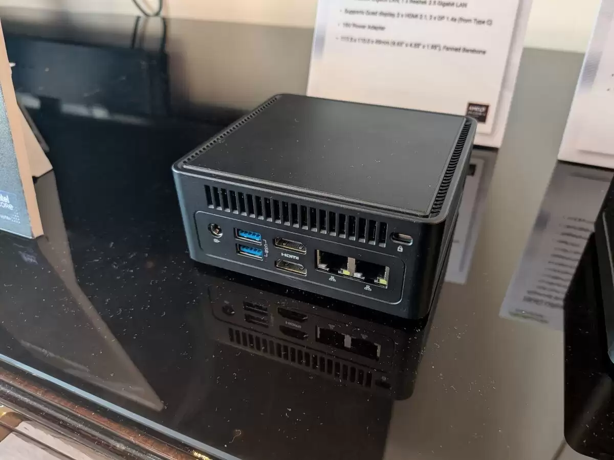 ����չʾ DeskSlim B760 ������ԣ�4.9 ������Ӣ�ض� Arc Pro B50 ����