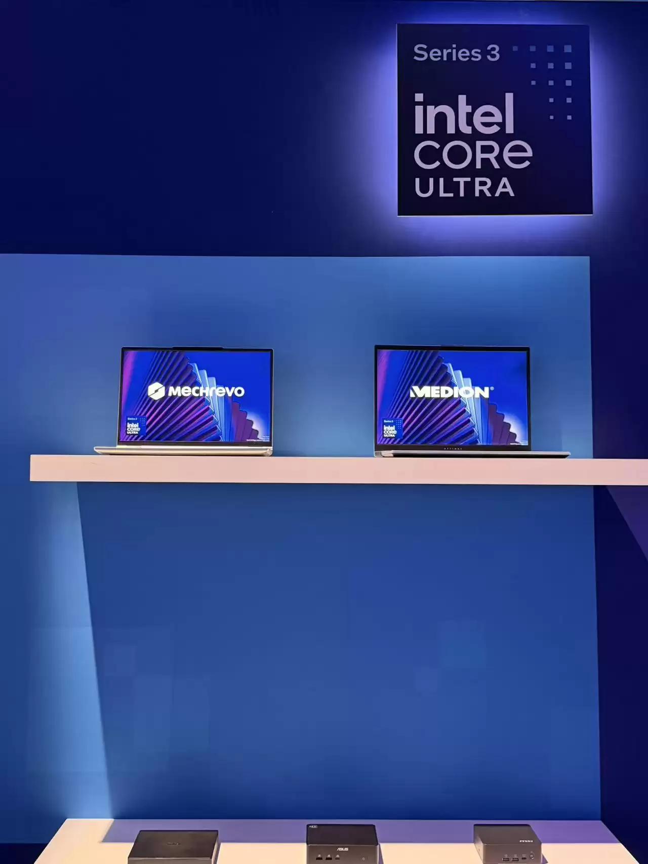 ����Я��Ӣ�ض������ CESȫ����Ʒ�����׷�����AI PC�ռ��˳�