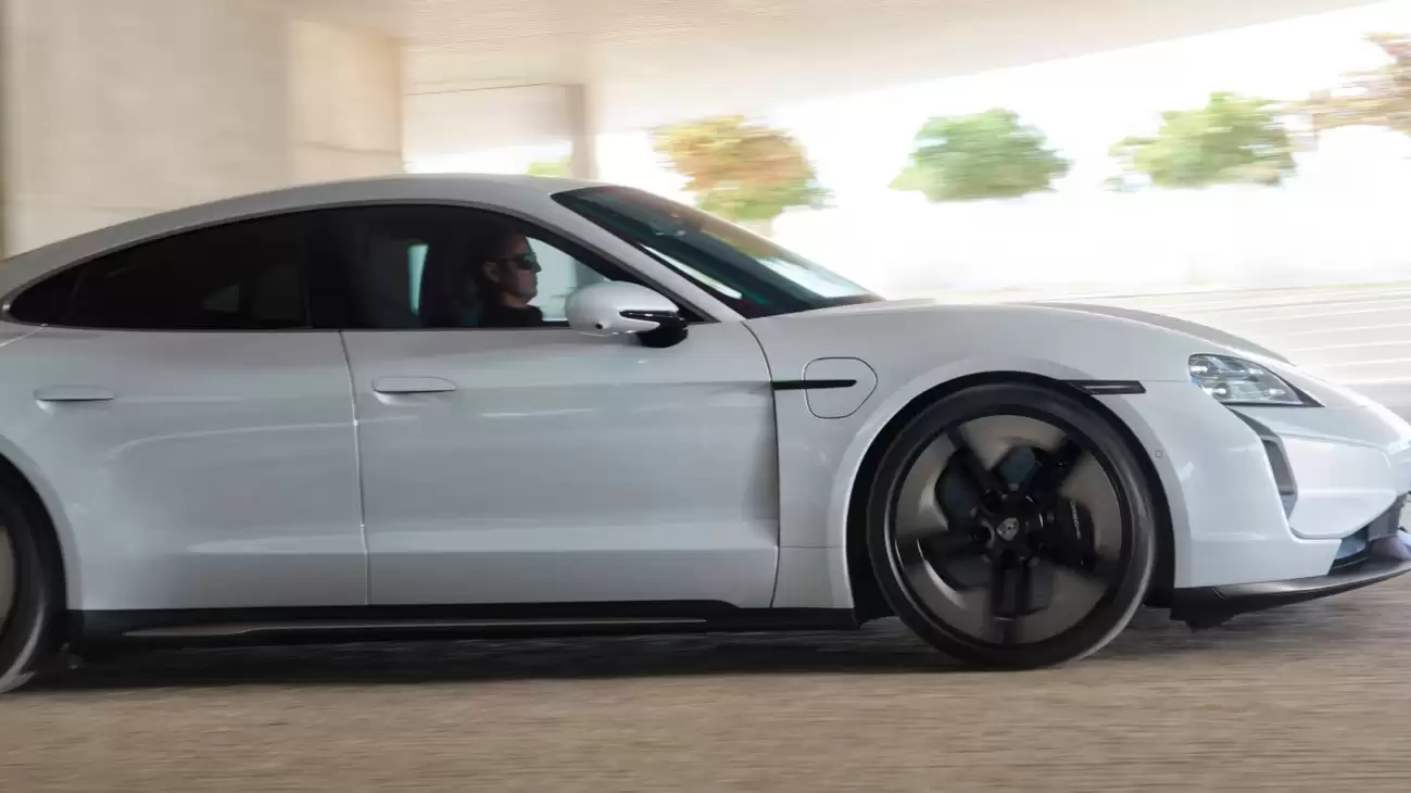 ��ʱ���й������ٻ� 5 �� Taycan ϵ�г��ͣ�����������װ���淶��ǰ�Ų����Ҵ��ڰ�ȫ����