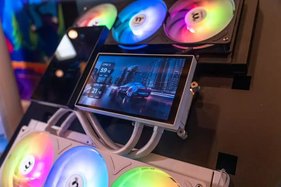 ��Խ���� ST360 Ultra ARGB Sync ˮ�䣺����̹� + 7" ���� IPS ����