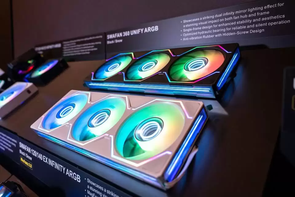 ��Խ���� ST360 Ultra ARGB Sync ˮ�䣺����̹� + 7" ���� IPS ����