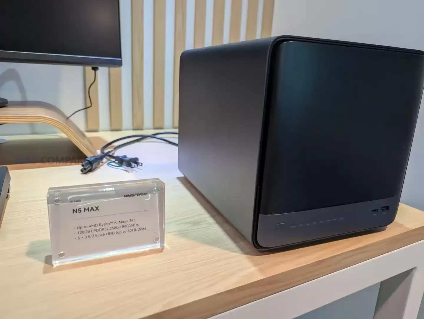 �����Ƴ��¿� N5 MAX NAS ��������� 40TB SSD + 150TB HDD �洢������ AMD Strix Halo APU��10GbE + 5GbE ˫����