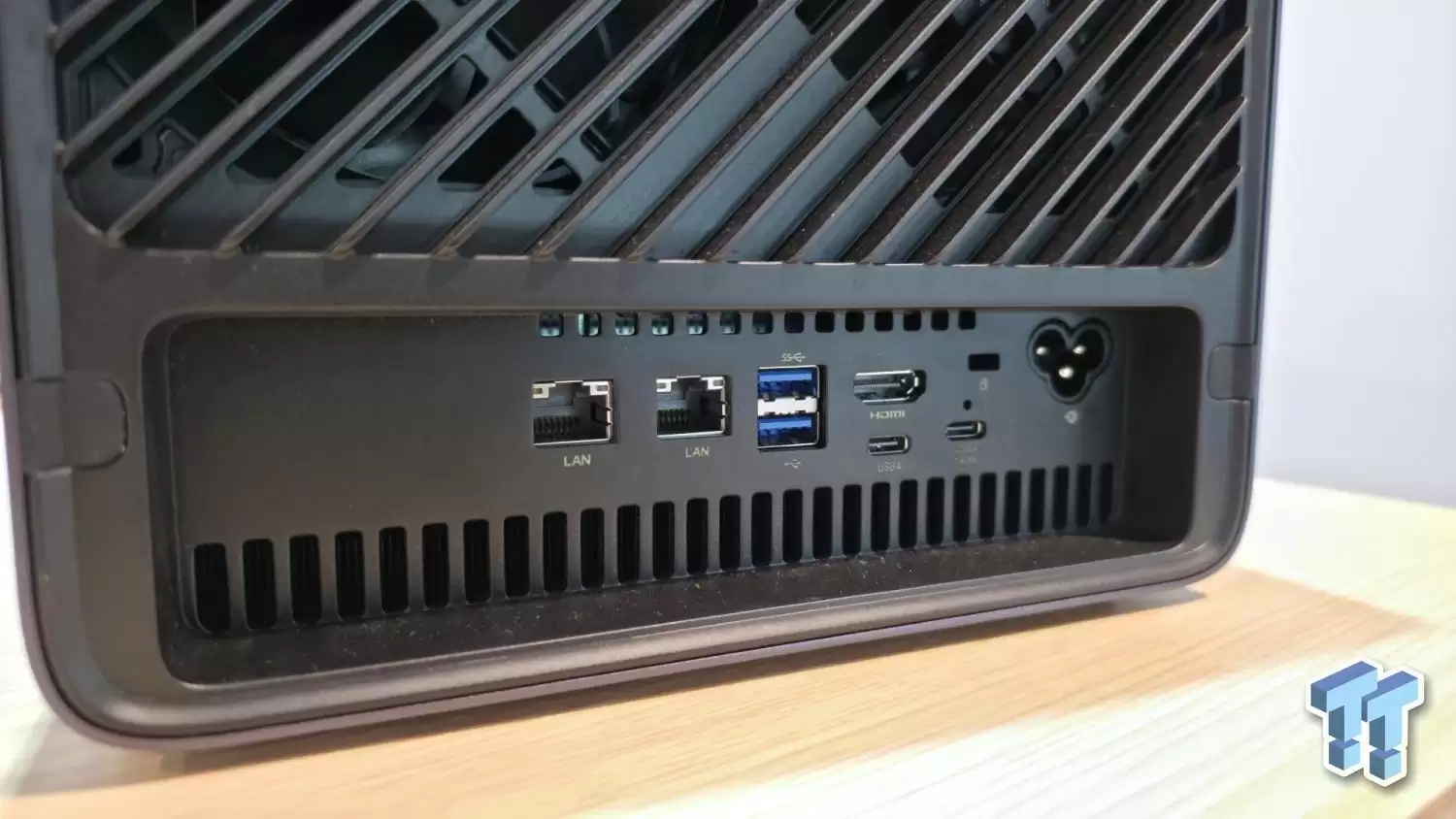 �����Ƴ��¿� N5 MAX NAS ��������� 40TB SSD + 150TB HDD �洢������ AMD Strix Halo APU��10GbE + 5GbE ˫����