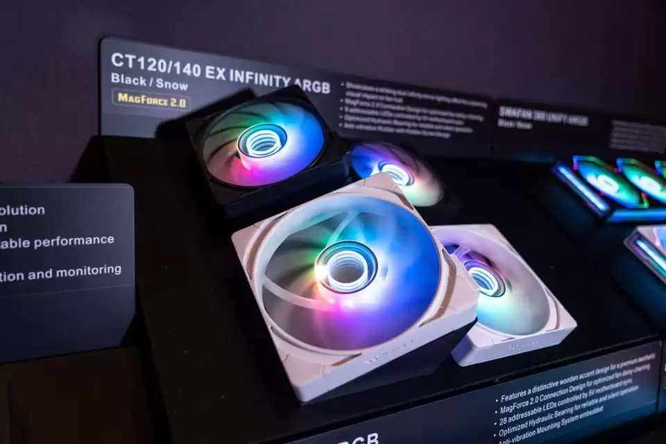 ��Խ���� ST360 Ultra ARGB Sync ˮ�䣺����̹� + 7" ���� IPS ����