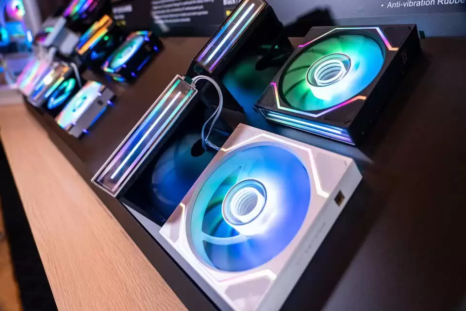 ��Խ���� ST360 Ultra ARGB Sync ˮ�䣺����̹� + 7" ���� IPS ����