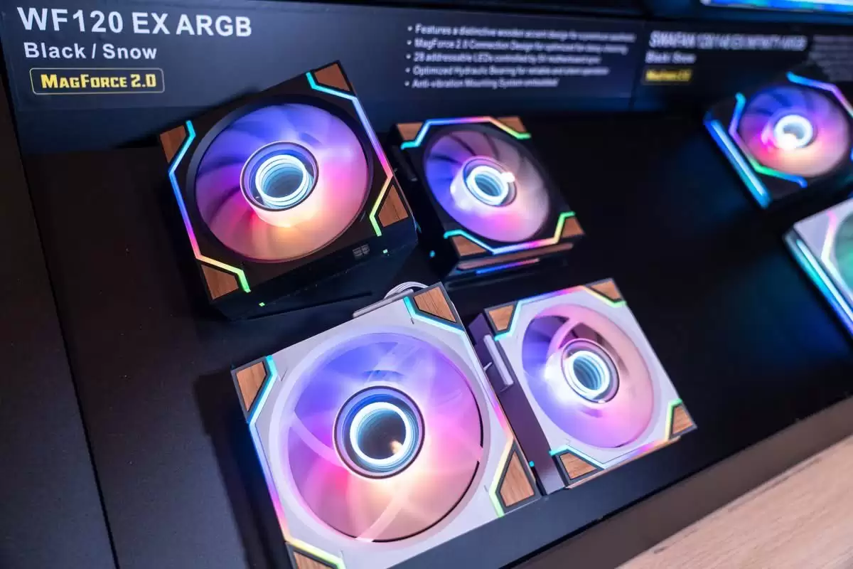 ��Խ���� ST360 Ultra ARGB Sync ˮ�䣺����̹� + 7" ���� IPS ����