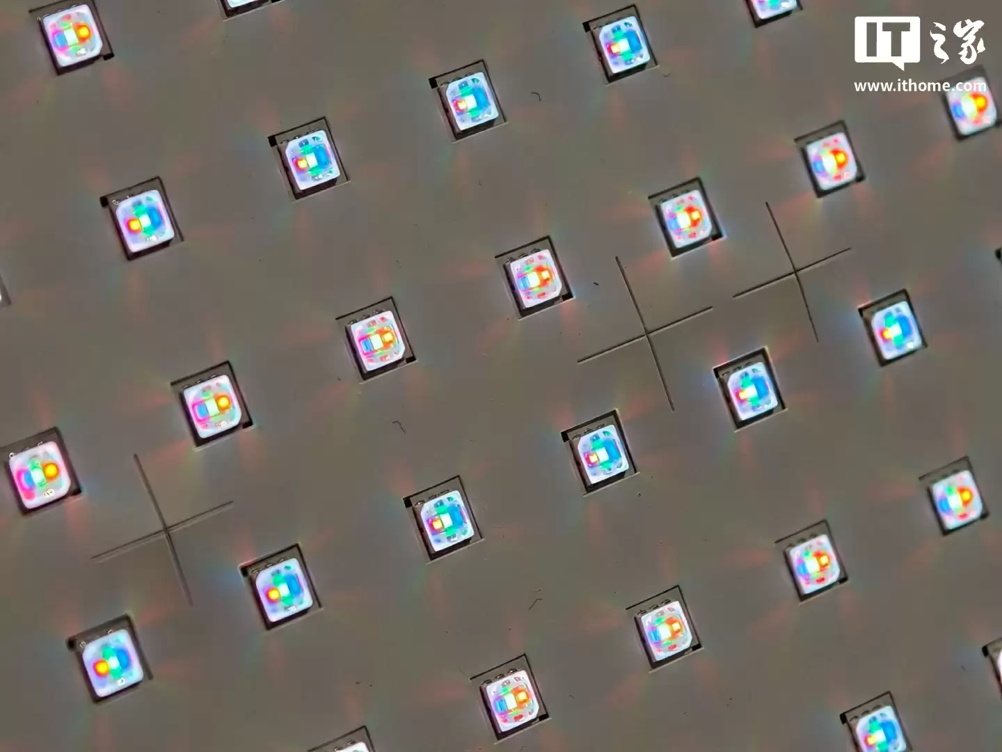 ���� E8S �׷����飺RGB-Mini LED ����ɱ����Ԫ����������Ρ������ˡ�