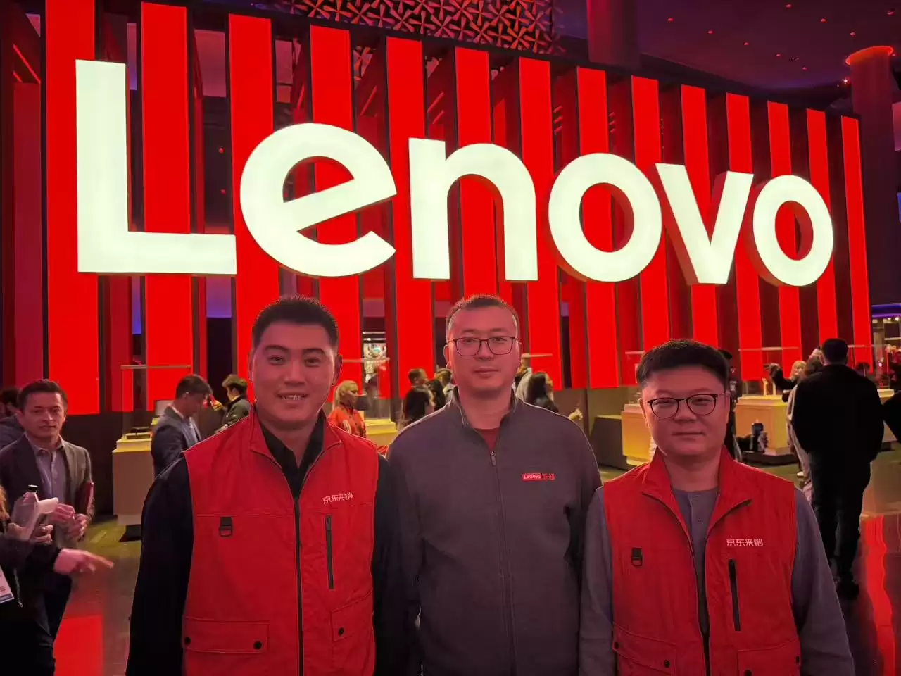 ������������CES�ֳ������ ��ͬ���������ʽAI����̬����