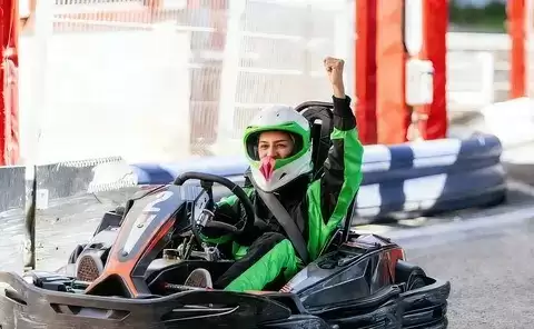 ����������ָ�ϣ��ٶ��뾴η�ļ�ʻ��һ��