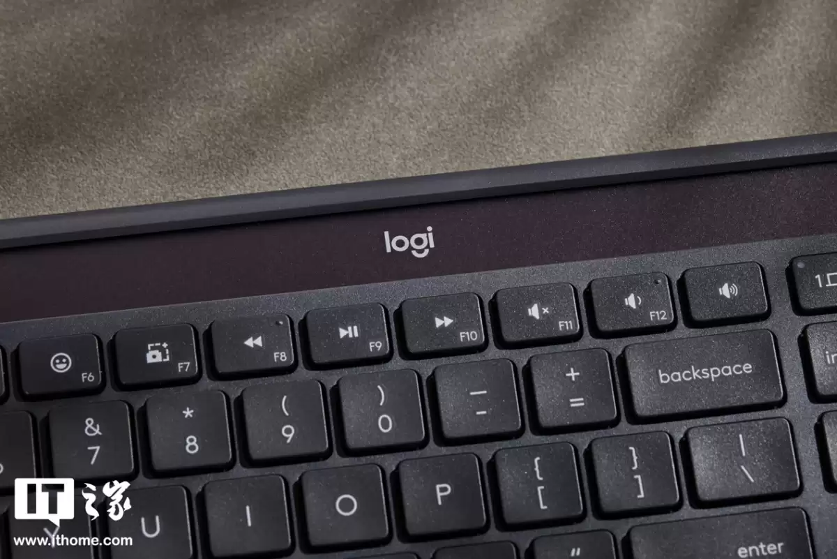 ��IT֮�ҿ��䡿�޼� SIGNATURE SLIM SOLAR+ K980 ���߼���ͼ�ͣ������ܹ��硢�޽ӿ����