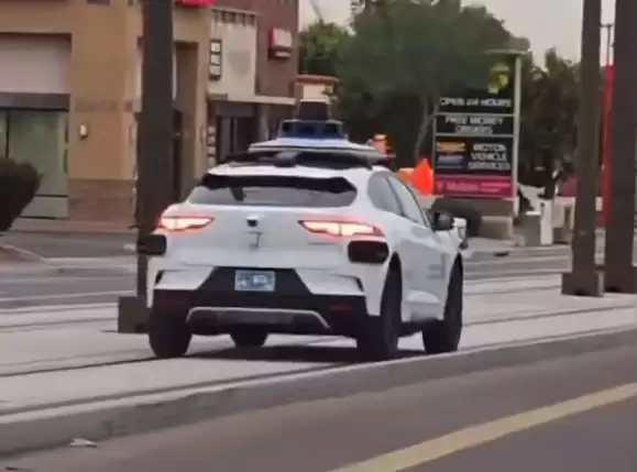 �ȸ����� Waymo �Զ���ʻ���⳵������������˿͡��ֻ�������