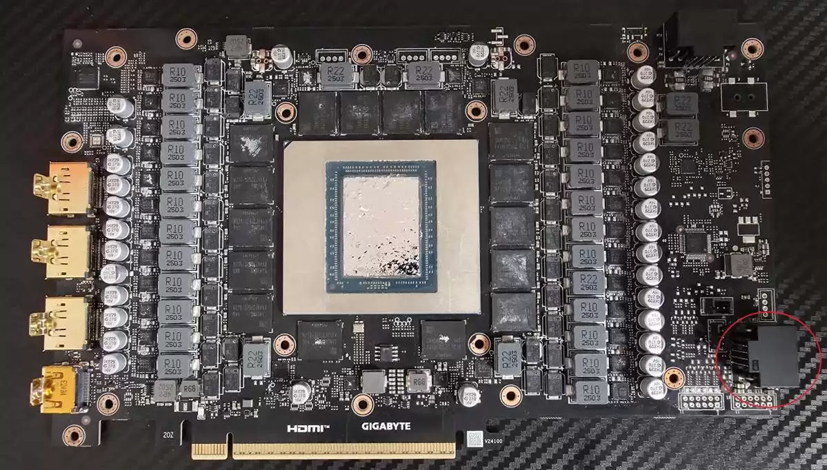 ���Ϊ���� RTX 5090 �Կ������㡱�ڶ��� 12V-2×6 ���磬ʵ��Լ 6:4 ����