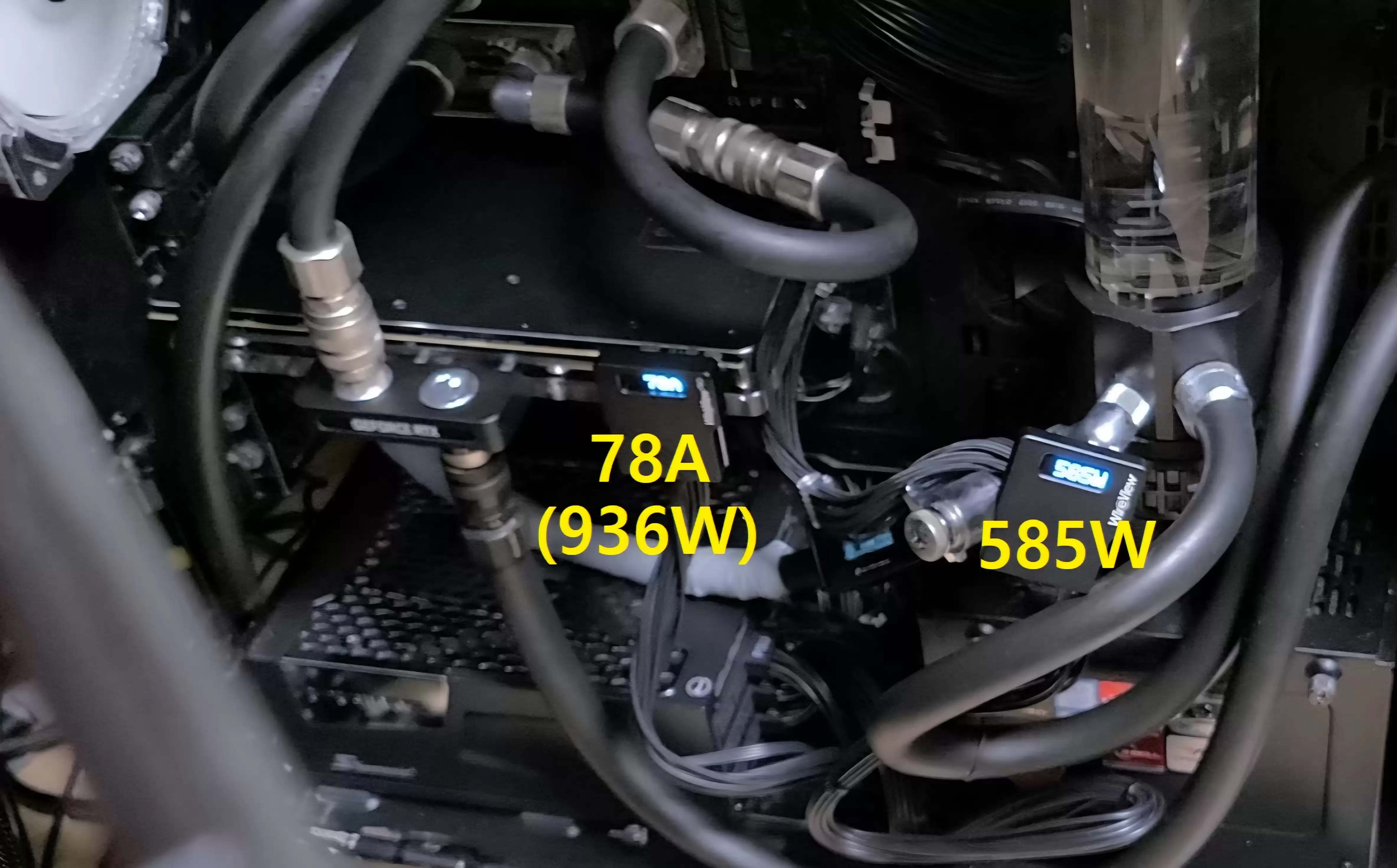 ���Ϊ���� RTX 5090 �Կ������㡱�ڶ��� 12V-2×6 ���磬ʵ��Լ 6:4 ����