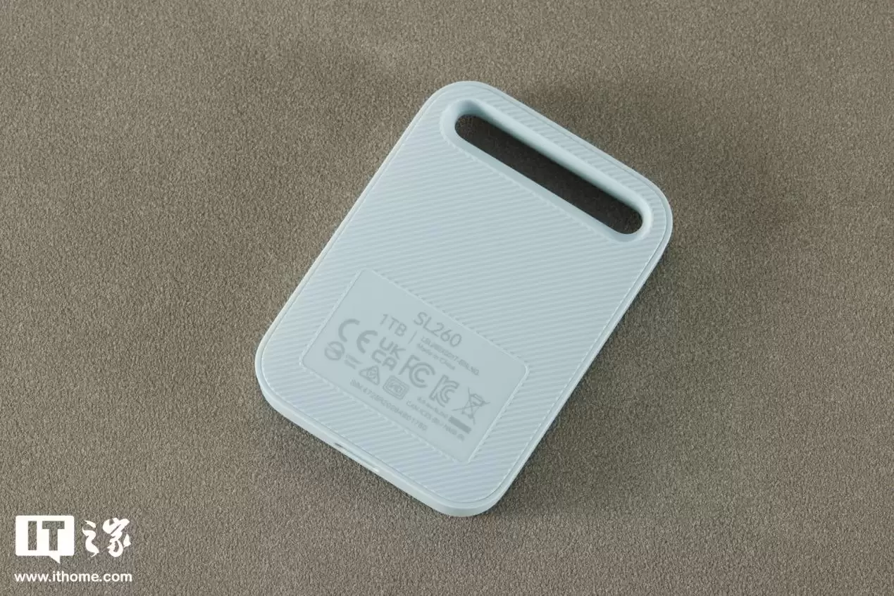 ��IT֮�ҿ��䡿�׿�ɳ Air С����ƶ���̬Ӳ�̰���͢���Ҷ�������ͼ�ͣ�����ḻ�����Դ�