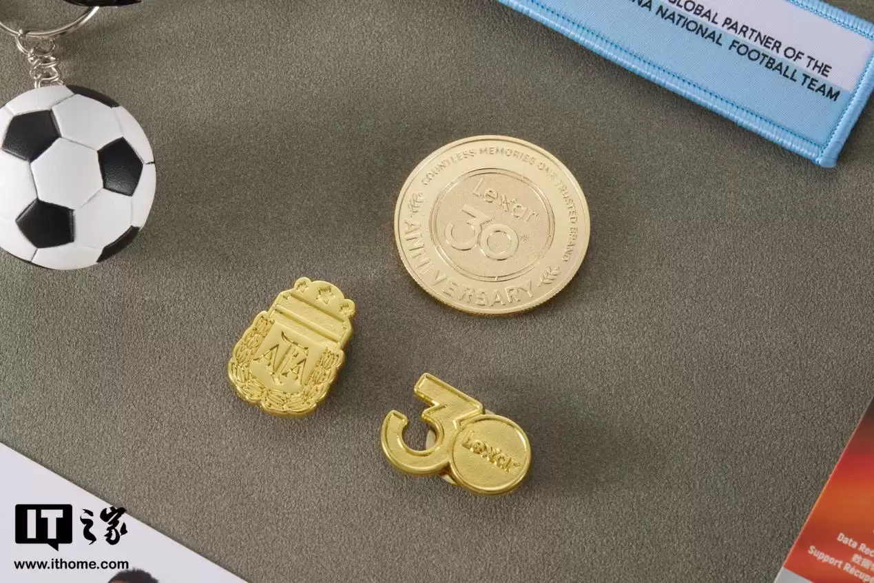 ��IT֮�ҿ��䡿�׿�ɳ Air С����ƶ���̬Ӳ�̰���͢���Ҷ�������ͼ�ͣ�����ḻ�����Դ�