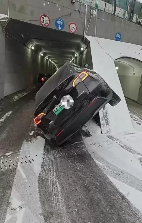 �Ͼ���ѩ�½�̱ͨ�� ���п��鱩¶Ӧ���̰�