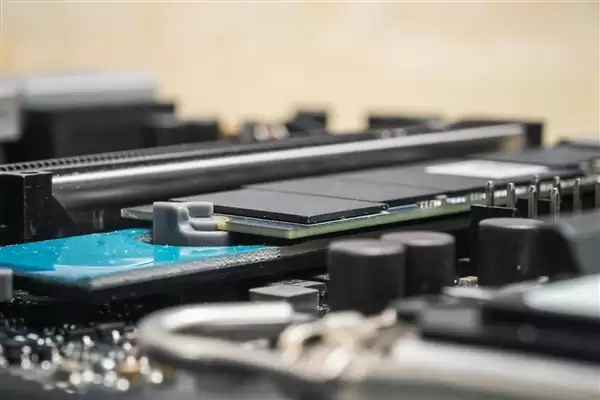 AI�����洢��������ȫ���ڴ���SSD�۸��������