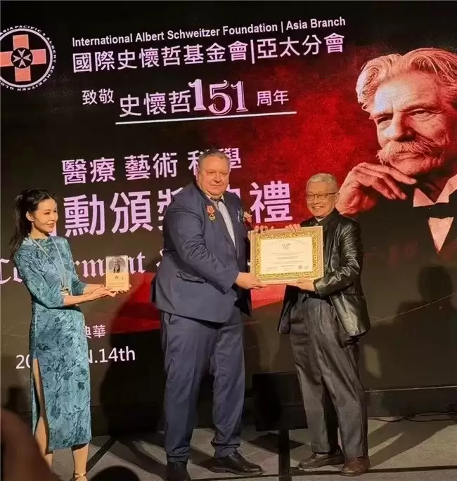 �¾������ػ��ߣ��³�ƽҽʦ�ٻ�ʷ����ҽѧ��ѧ���潱��