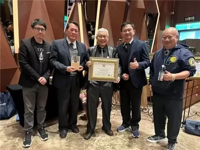 �¾������ػ��ߣ��³�ƽҽʦ�ٻ�ʷ����ҽѧ��ѧ���潱��