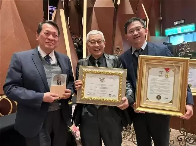 �¾������ػ��ߣ��³�ƽҽʦ�ٻ�ʷ����ҽѧ��ѧ���潱��