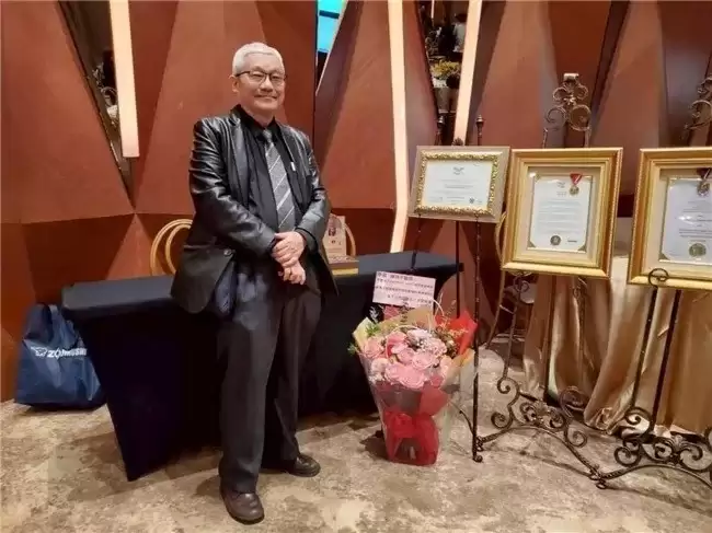 �¾������ػ��ߣ��³�ƽҽʦ�ٻ�ʷ����ҽѧ��ѧ���潱��