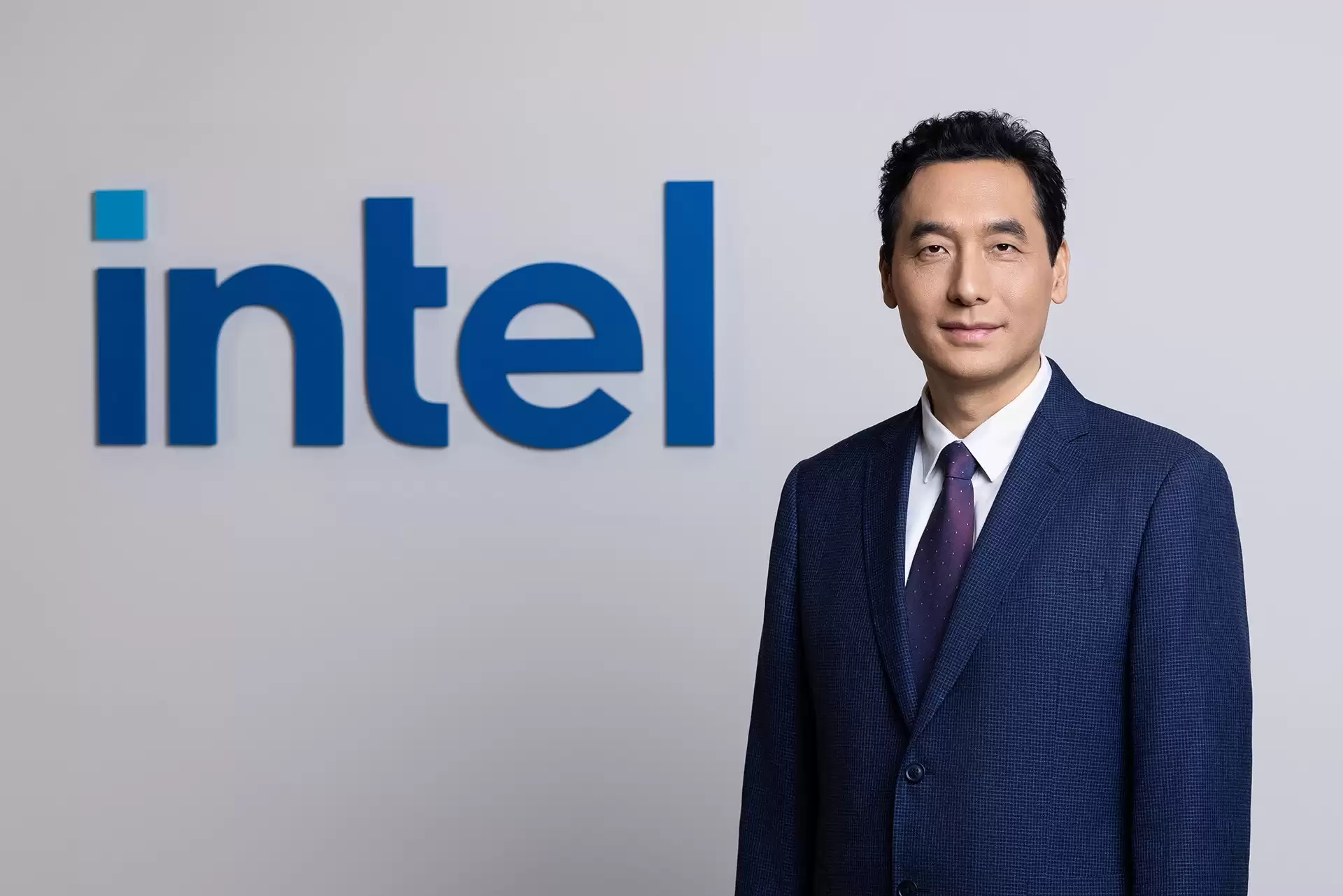 Ӣ�ض��μ�ǿ̸�칹����Ϊ����Ӧ�Ծ������ܸ��Ӷ�Ԫ����ĺ���֧����