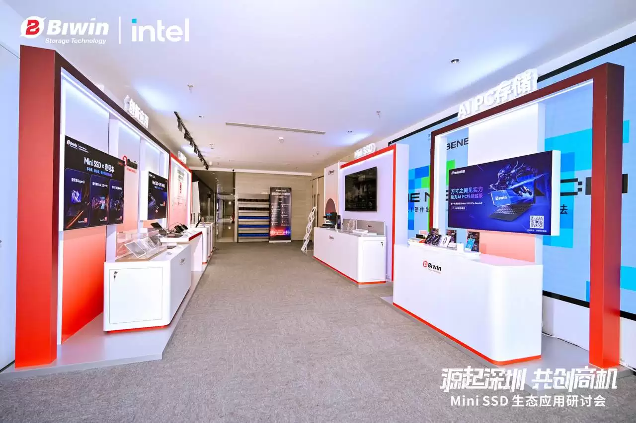 ��ά�洢Я��Ӣ�ض��ٰ�MiniSSD��̬���ֻ� ���д��²�Ʒ���ܴ洢��ҵ�·�չ