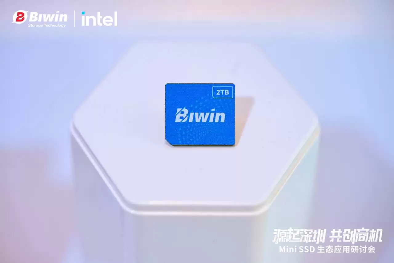 ��ά�洢Я��Ӣ�ض��ٰ�MiniSSD��̬���ֻ� ���д��²�Ʒ���ܴ洢��ҵ�·�չ