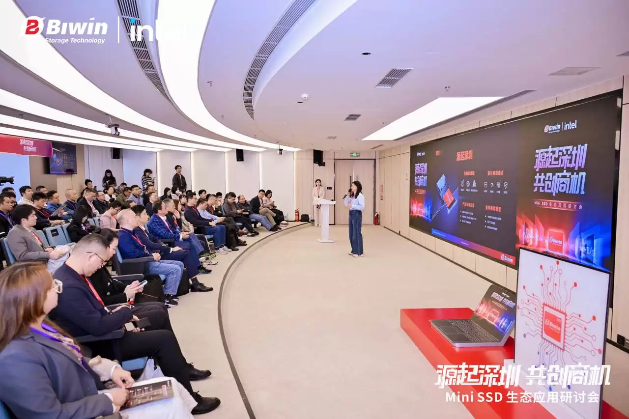 ��ά�洢Я��Ӣ�ض��ٰ�MiniSSD��̬���ֻ� ���д��²�Ʒ���ܴ洢��ҵ�·�չ