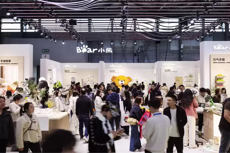 Labubu「触电」:泡泡玛特摸着小熊过河,潮玩IP能否激活小家电市场? Labubu「触电」:泡泡玛特摸着小熊过河,潮玩IP能否激活小家电市场?