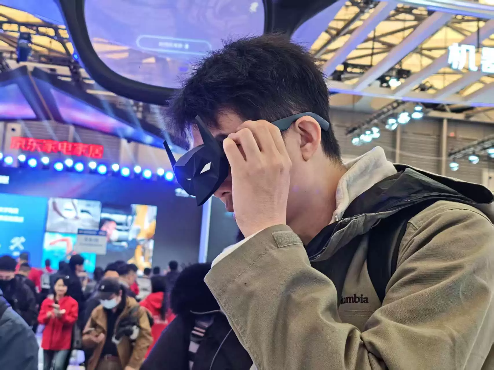 雷鸟Air 4 Pro蝙蝠侠版上手:佩戴舒适度绝了,AI HDR效果一眼惊艳 雷鸟Air 4 Pro蝙蝠侠版上手:佩戴舒适度绝了,AI HDR效果一眼惊艳