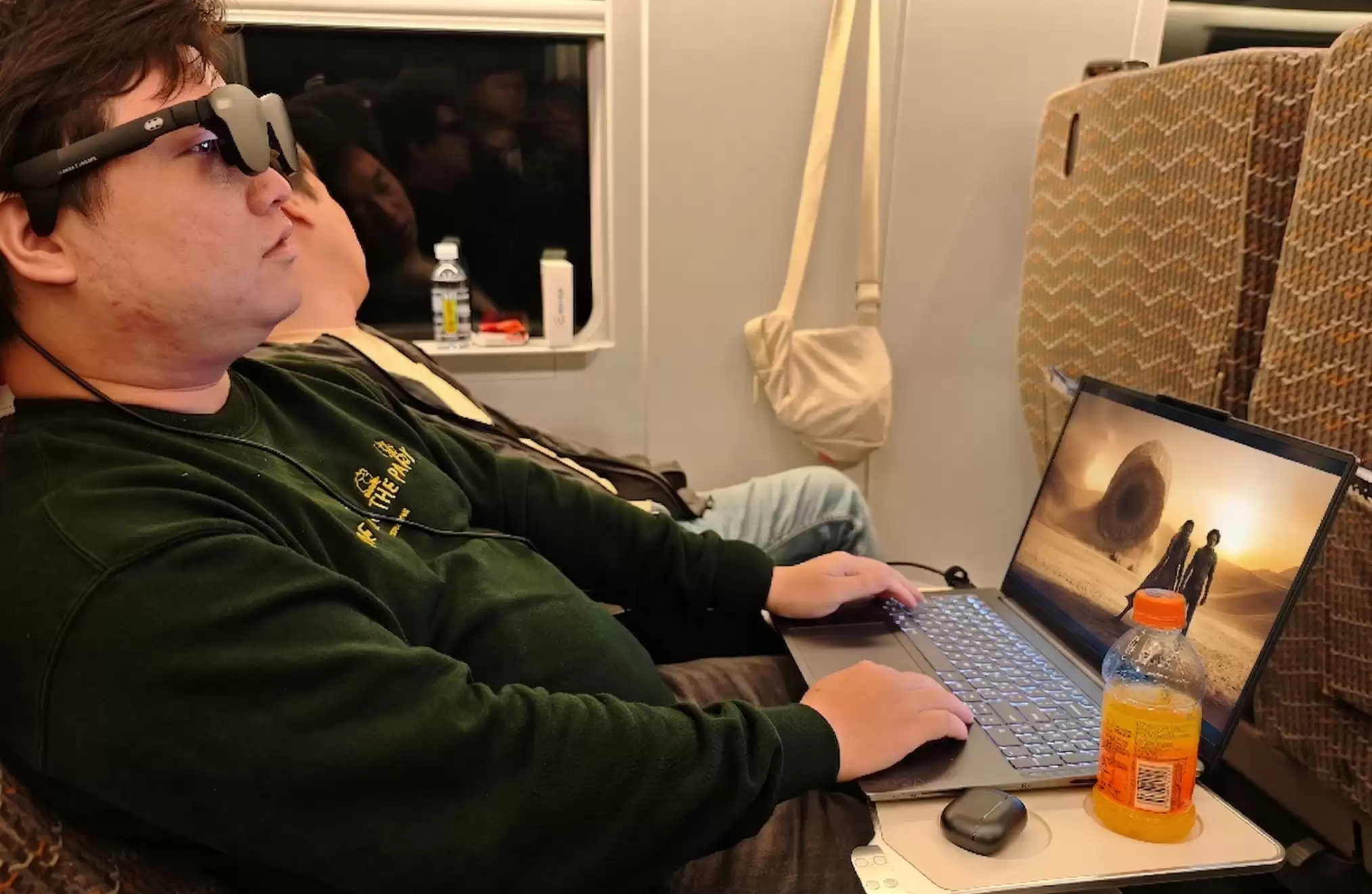 雷鸟Air 4 Pro蝙蝠侠版上手:佩戴舒适度绝了,AI HDR效果一眼惊艳 雷鸟Air 4 Pro蝙蝠侠版上手:佩戴舒适度绝了,AI HDR效果一眼惊艳