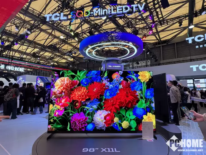 AWE探展TCL:“机皇”X11L惊艳亮相 20000+个万象分区 AWE探展TCL:“机皇”X11L惊艳亮相 20000+个万象分区